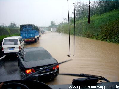 überschwemmte Strasse nahe Xian